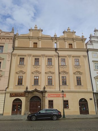 [03-07-2024]Le bâtiment de la ville de la Renaissance au centre ville de Plzeň a une nouvelle façade et de nouvelles fenêtres